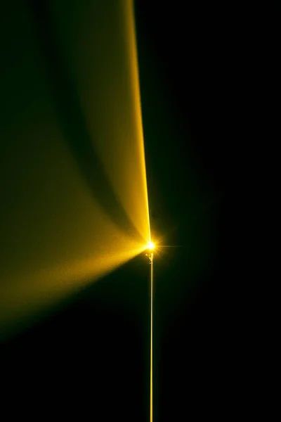 Laserstrålen lutning orange på svart bakgrund — Stockfoto