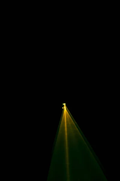 Лазерный луч наклон оранжевый на черном фоне — стоковое фото