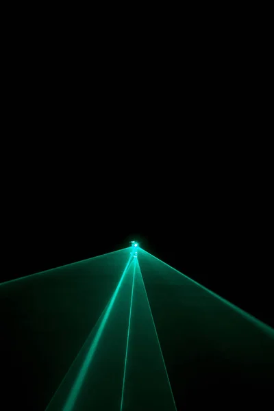 Niebieskie światło laserowe wiązki na czarnym tle — Zdjęcie stockowe