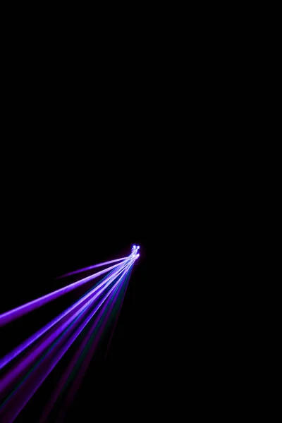 Raggio laser viola su sfondo nero — Foto Stock