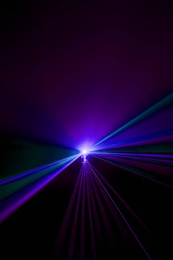 Lazer ışını bir siyah arka plan üzerine mor 