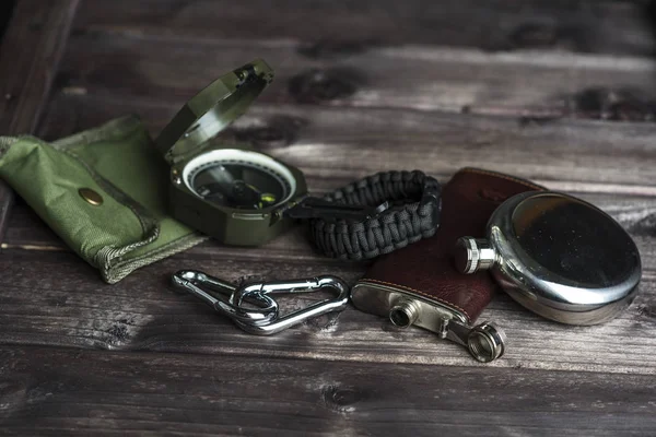 Gezginler için açık hava etkinliği ayarlayın. Pusula, izlemek, şişesi, kemer