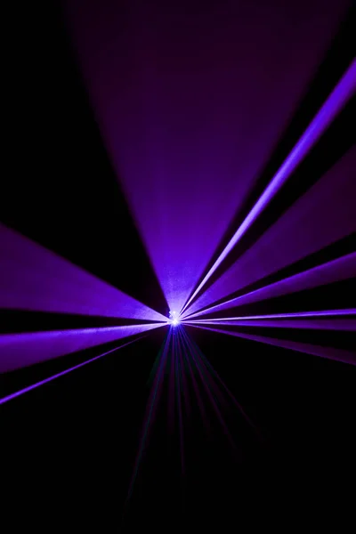 Lazer ışını bir siyah arka plan üzerine mor 