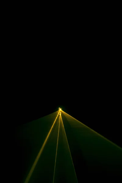 Feixe laser inclinar laranja sobre um fundo preto — Fotografia de Stock