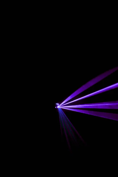 Laserstrålen lila på svart bakgrund — Stockfoto