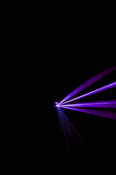 Feixe laser roxo sobre um fundo preto — Fotografia de Stock