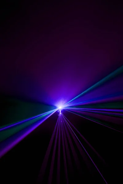 Лазерный луч фиолетовый на черном фоне — стоковое фото
