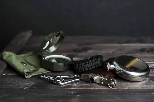 Gezginler için açık hava etkinliği ayarlayın. Pusula, izlemek, şişesi, kemer