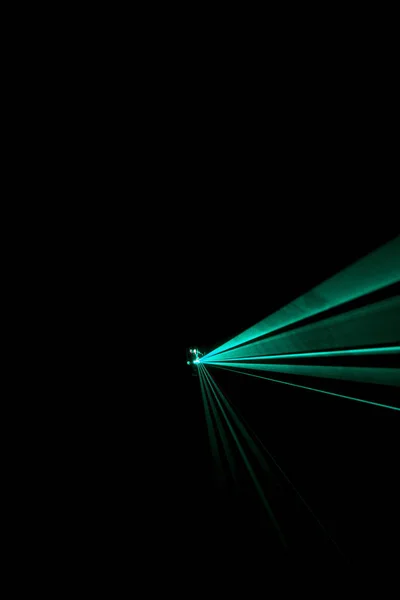 Niebieskie światło laserowe wiązki na czarnym tle — Zdjęcie stockowe