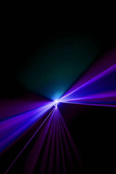 Feixe laser roxo sobre um fundo preto — Fotografia de Stock