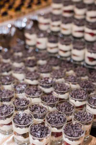 Sobremesa de mousse buffet em um copo coberto com chips de chocolate — Fotografia de Stock