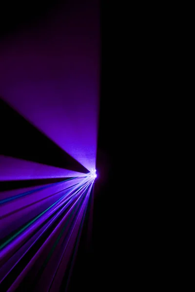 Feixe laser roxo sobre um fundo preto — Fotografia de Stock