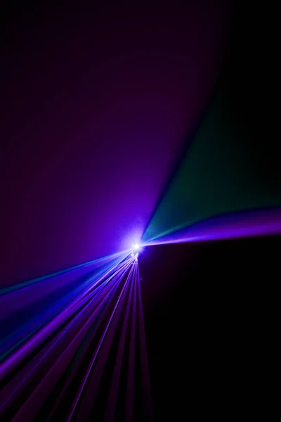 Feixe laser roxo sobre um fundo preto — Fotografia de Stock