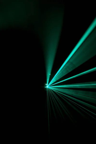 Fascio laser azzurro su sfondo nero — Foto Stock