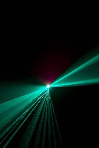 Laser feixe de luz azul sobre um fundo preto — Fotografia de Stock