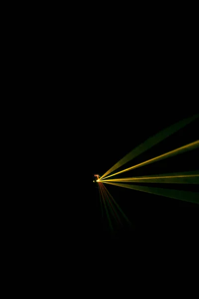 Лазерный луч наклон оранжевый на черном фоне — стоковое фото