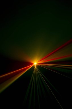 Lazer ışını eğimli turuncu siyah bir zemin üzerine 