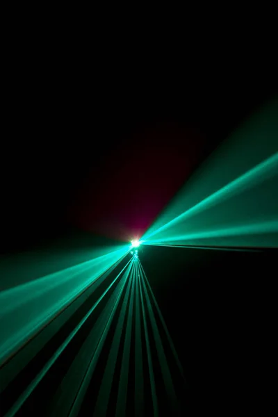 Laser feixe de luz azul sobre um fundo preto — Fotografia de Stock
