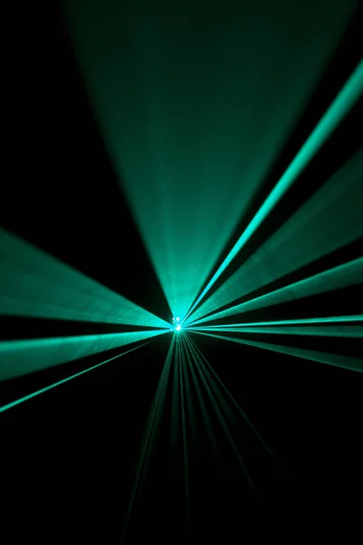 Fascio laser azzurro su sfondo nero — Foto Stock