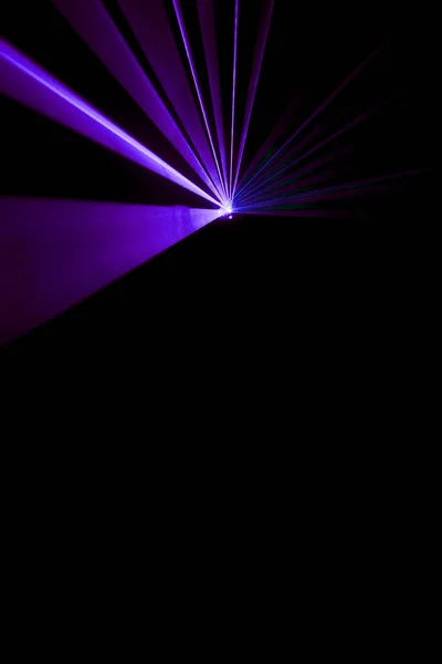 Rayon laser violet sur fond noir — Photo