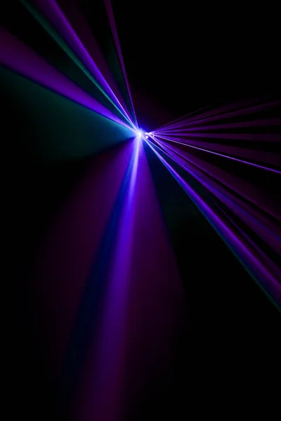 Lazer ışını bir siyah arka plan üzerine mor 