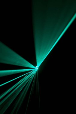 Lazer ışını açık mavi siyah bir zemin üzerine 