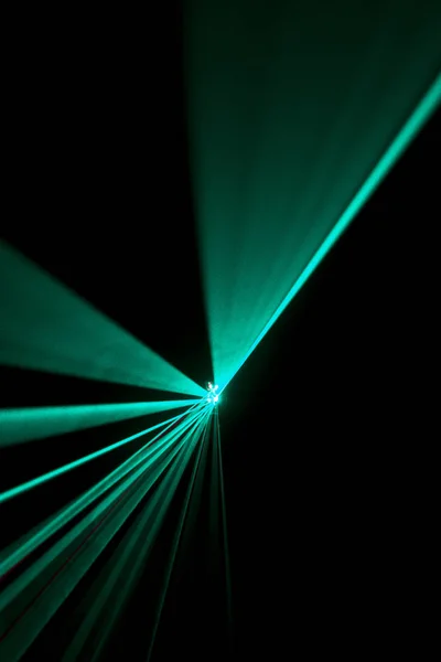 Lazer ışını açık mavi siyah bir zemin üzerine 