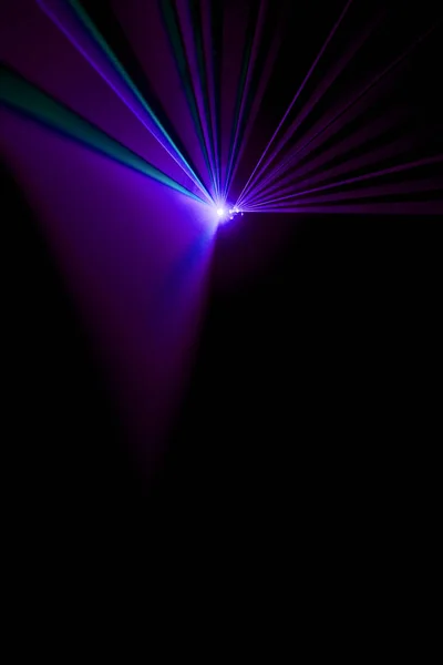 Lazer ışını bir siyah arka plan üzerine mor — Stok fotoğraf