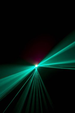 Lazer ışını açık mavi siyah bir zemin üzerine 