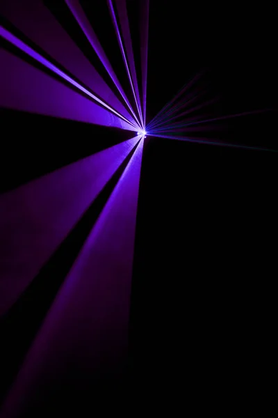 Rayon laser violet sur fond noir — Photo