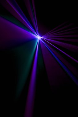 Lazer ışını bir siyah arka plan üzerine mor 