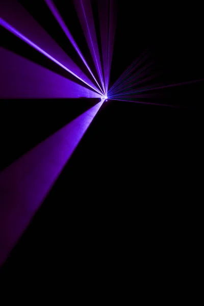 Rayo láser púrpura sobre fondo negro —  Fotos de Stock