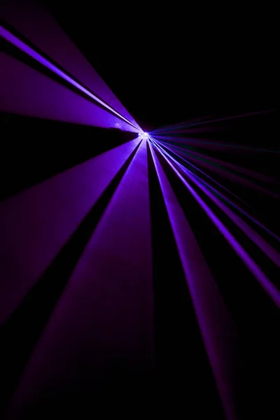 Raggio laser viola su sfondo nero — Foto Stock