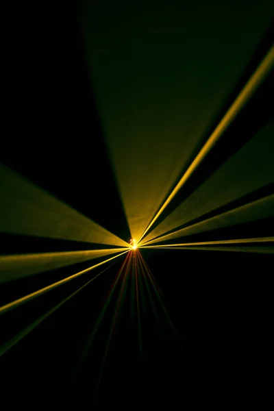 Rayon laser inclinaison orange sur fond noir — Photo