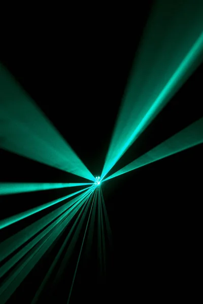 Rayon laser bleu clair sur fond noir — Photo