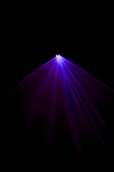 黒の背景に紫のレーザービーム — ストック写真