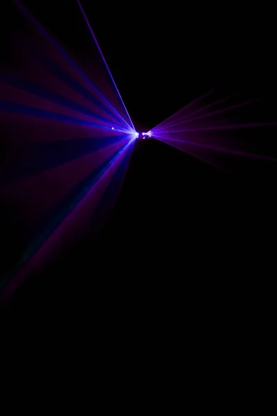 Feixe laser roxo sobre um fundo preto — Fotografia de Stock