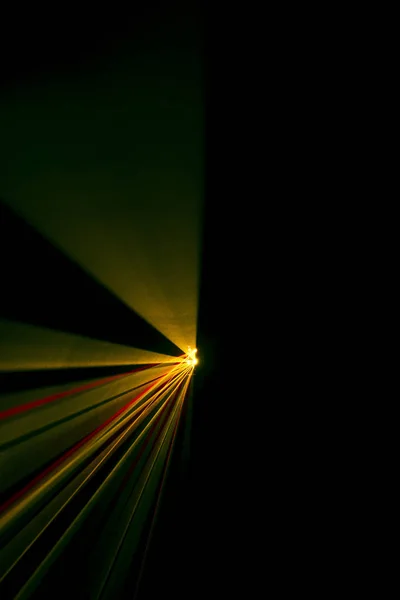 Lazer ışını eğimli turuncu siyah bir zemin üzerine — Stok fotoğraf