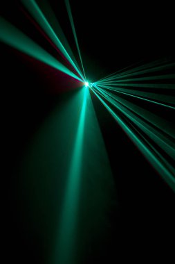 Lazer ışını açık mavi siyah bir zemin üzerine 