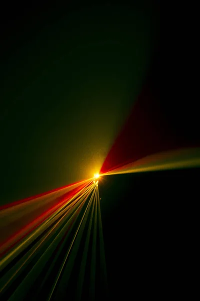 Laser fascio di inclinazione arancione su uno sfondo nero — Foto Stock
