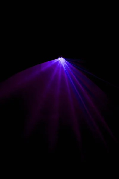 Rayo láser púrpura sobre fondo negro — Foto de Stock