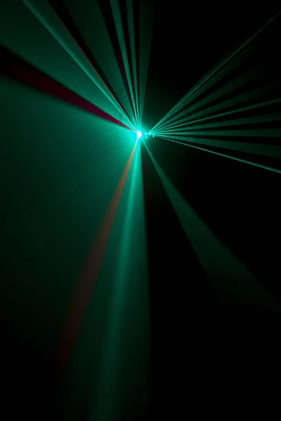 Rayon laser bleu clair sur fond noir — Photo