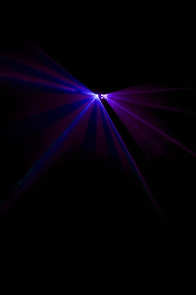 Feixe laser roxo sobre um fundo preto — Fotografia de Stock