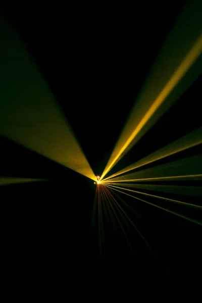 Feixe laser inclinar laranja sobre um fundo preto — Fotografia de Stock