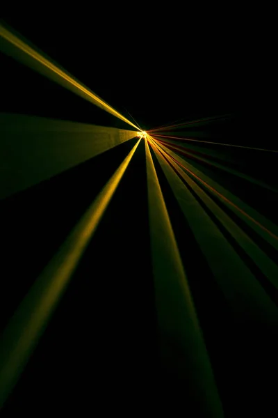 Laser fascio di inclinazione arancione su uno sfondo nero — Foto Stock