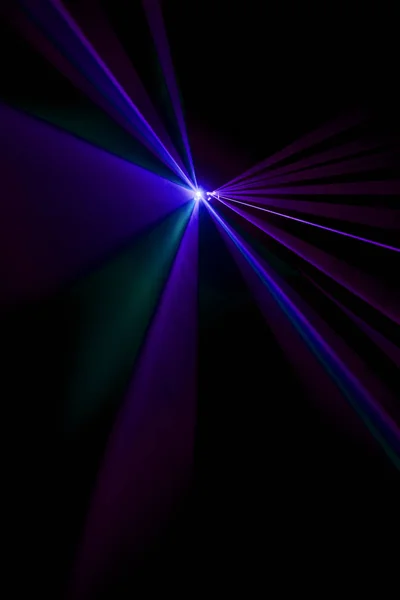 激光束紫色黑色背景上 — 图库照片