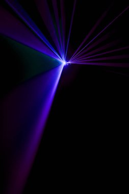 Lazer ışını bir siyah arka plan üzerine mor 