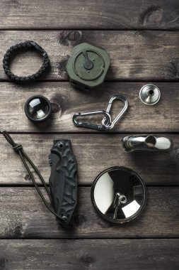 yürüyüş dişli ahşap zemin üzerinde seyahat. Dağ kamp gezisi için açık seyahat ekipman öğeleri düz yatıyordu