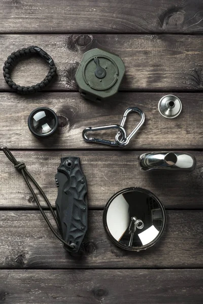 yürüyüş dişli ahşap zemin üzerinde seyahat. Dağ kamp gezisi için açık seyahat ekipman öğeleri düz yatıyordu