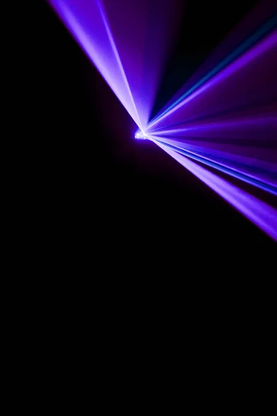 Feixe laser roxo sobre um fundo preto — Fotografia de Stock